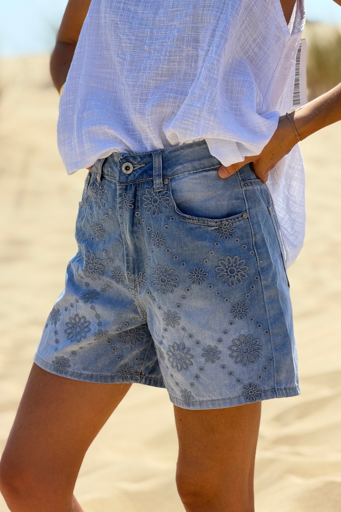 Short en jean délavé broderie anglaise fleurs