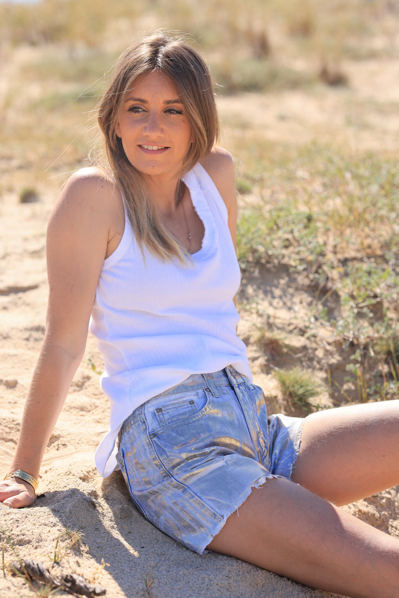 Short en jean délavé clair effet usé enduit doré