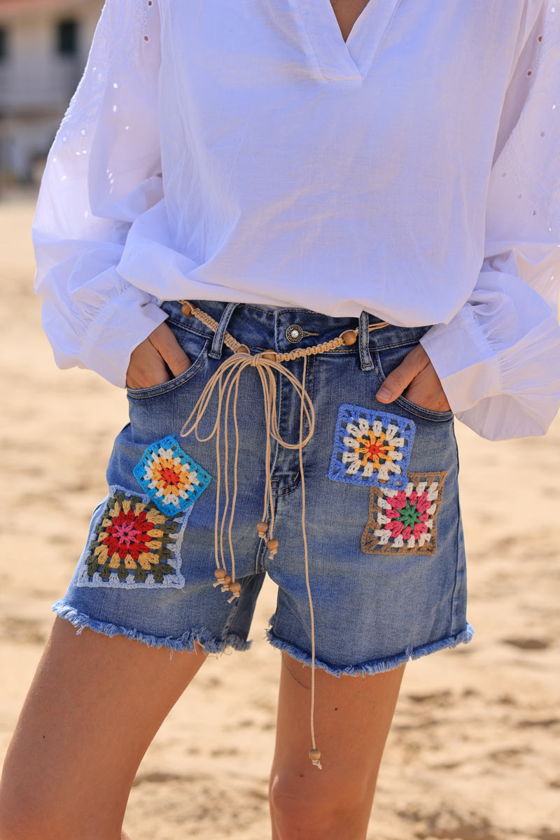 Short en jean délavé patchs brodés en crochet coloré