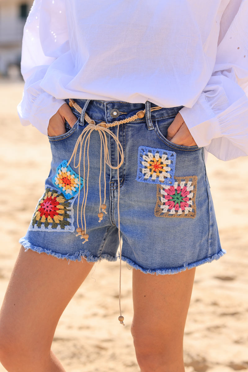 Short en jean délavé patchs brodés en crochet coloré