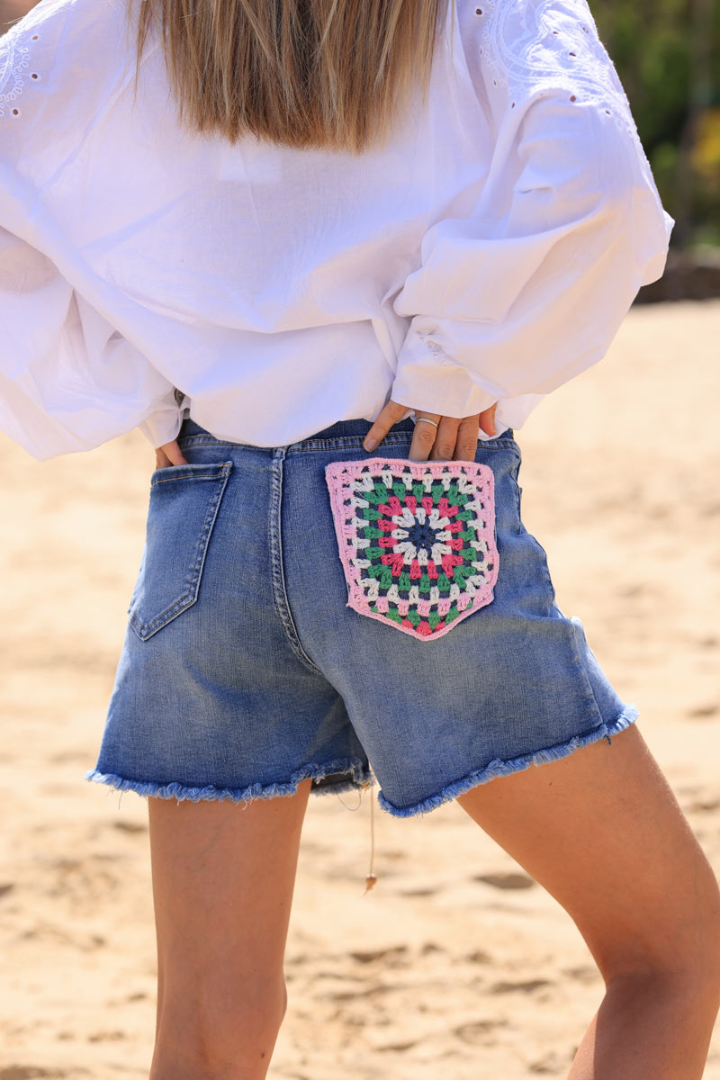 Short en jean délavé patchs brodés en crochet coloré