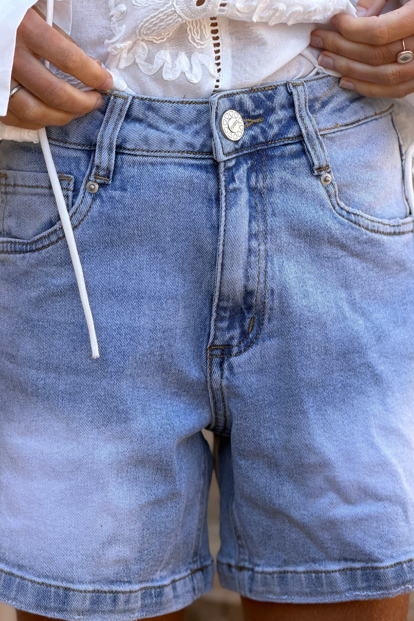Short en jean stretch délavé clair détails poches cœurs
