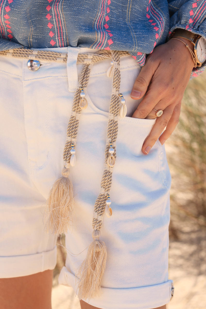 Short en jean taille haute blanc cassé ceinture tressée coquillages