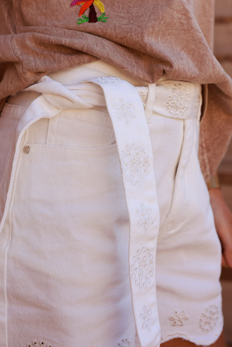 Short en jean blanc cassé ceinture et broderie anglaise finitions arrondies