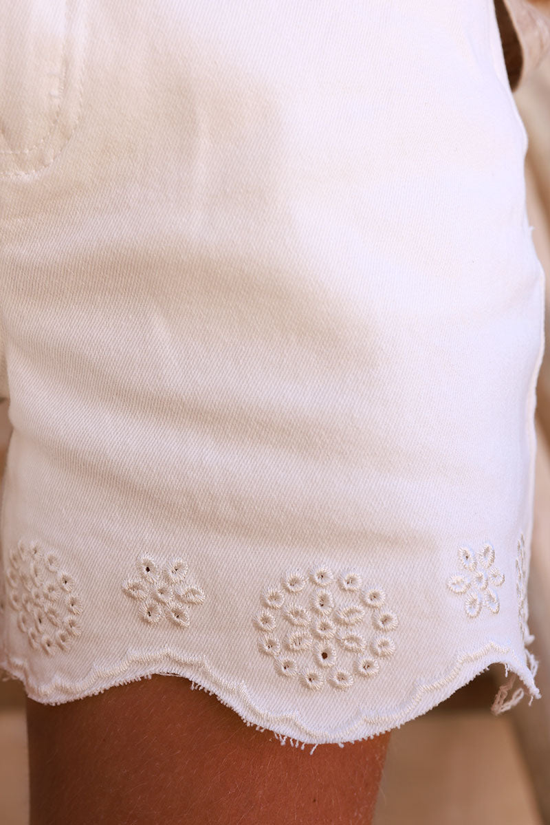 Short en jean blanc cassé ceinture et broderie anglaise finitions arrondies