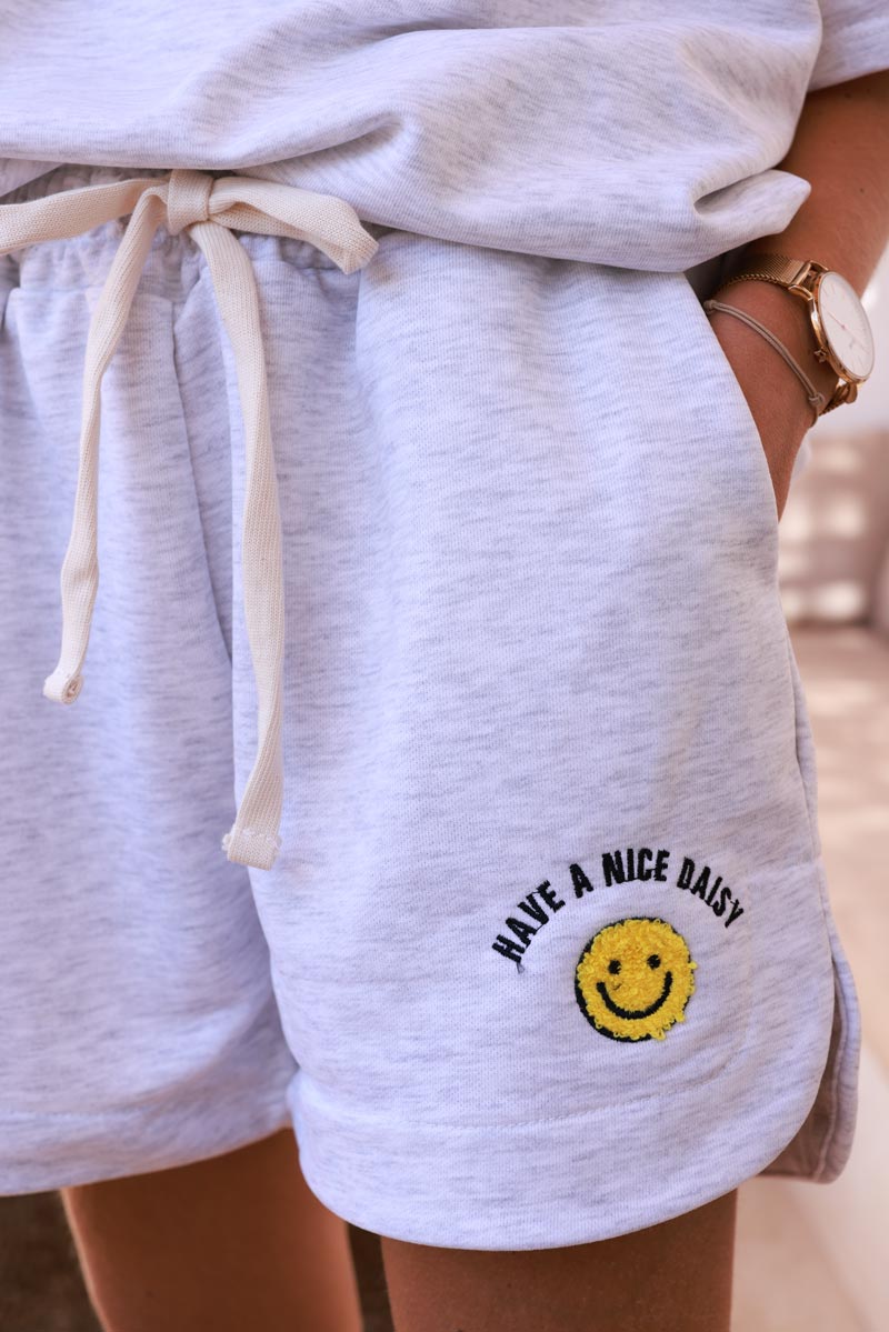 Cómodos pantalones cortos deportivos de algodón gris jaspeado con bordado Smiley Have a Nice Daisy