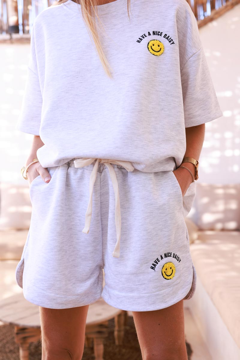 Cómodos pantalones cortos deportivos de algodón gris jaspeado con bordado Smiley Have a Nice Daisy