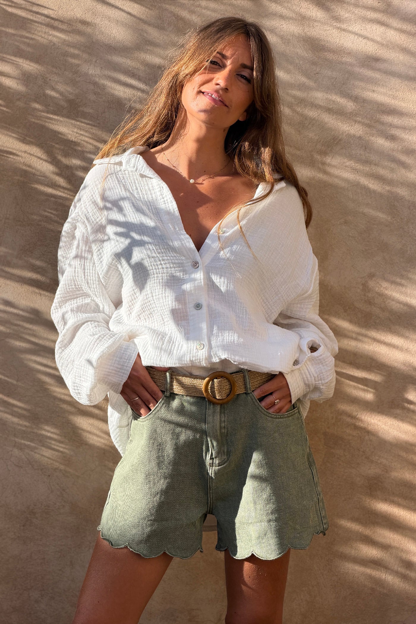 Short kaki délavé en jean souple avec ourlet festonné