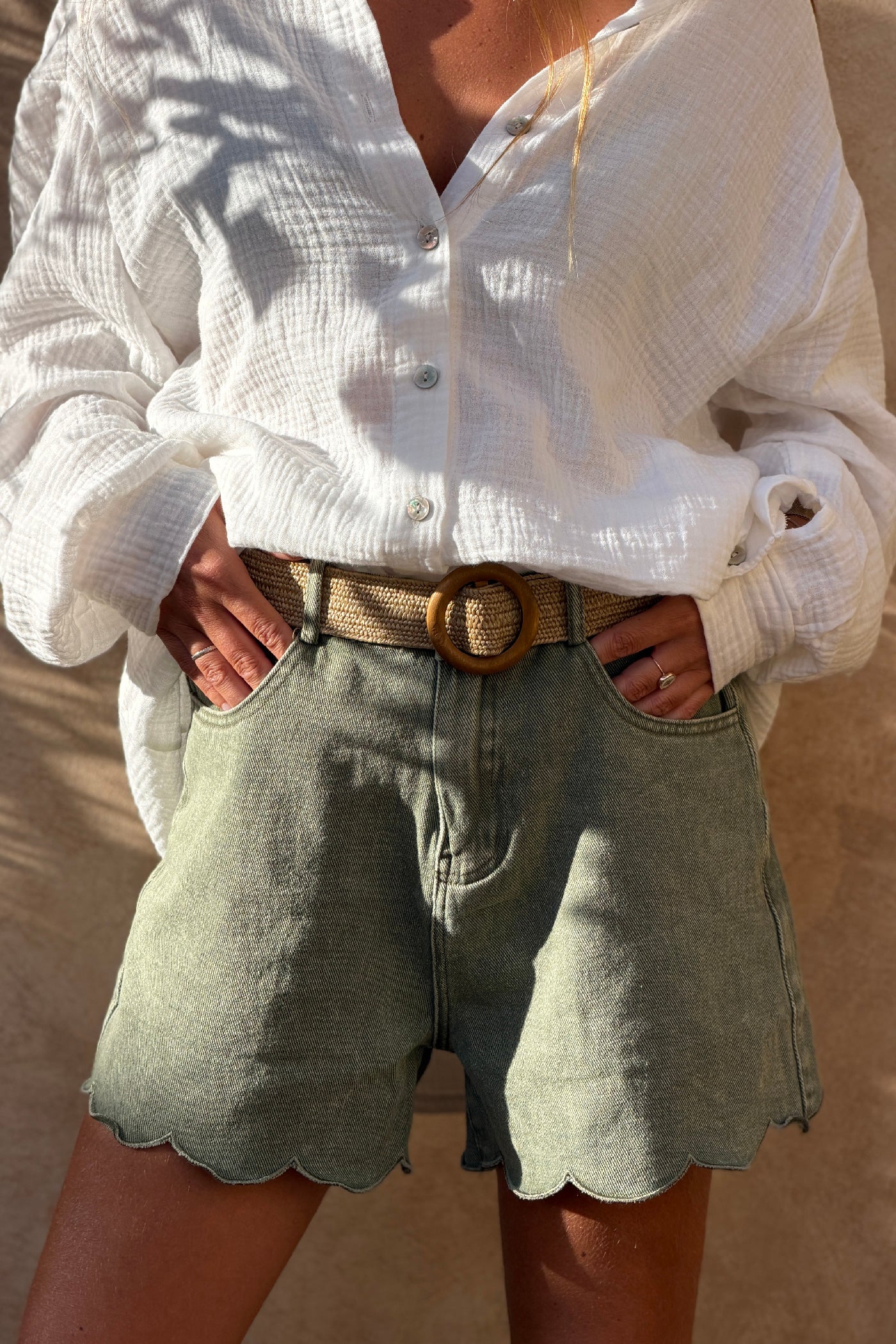 Short kaki délavé en jean souple avec ourlet festonné