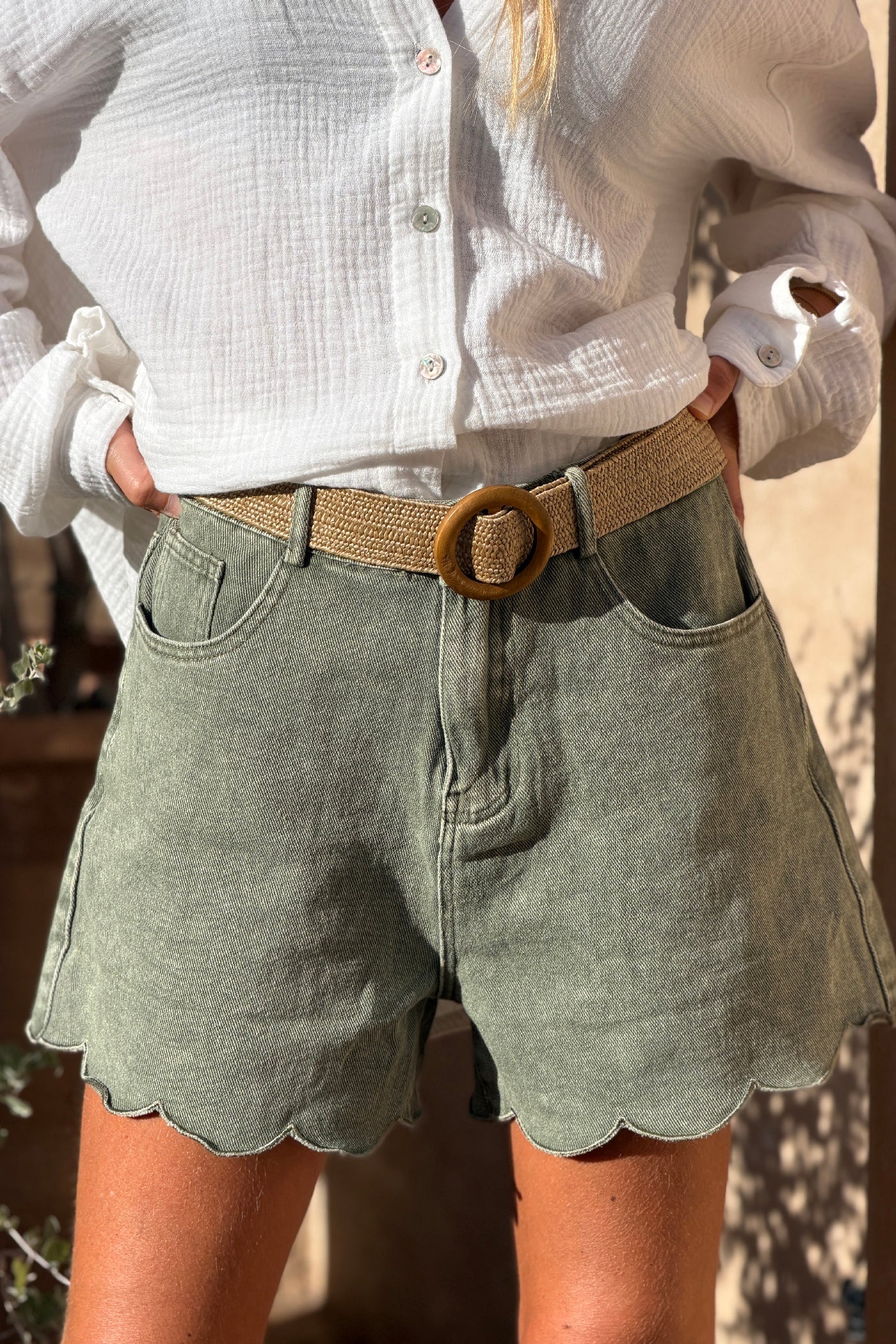 Short kaki délavé en jean souple avec ourlet festonné