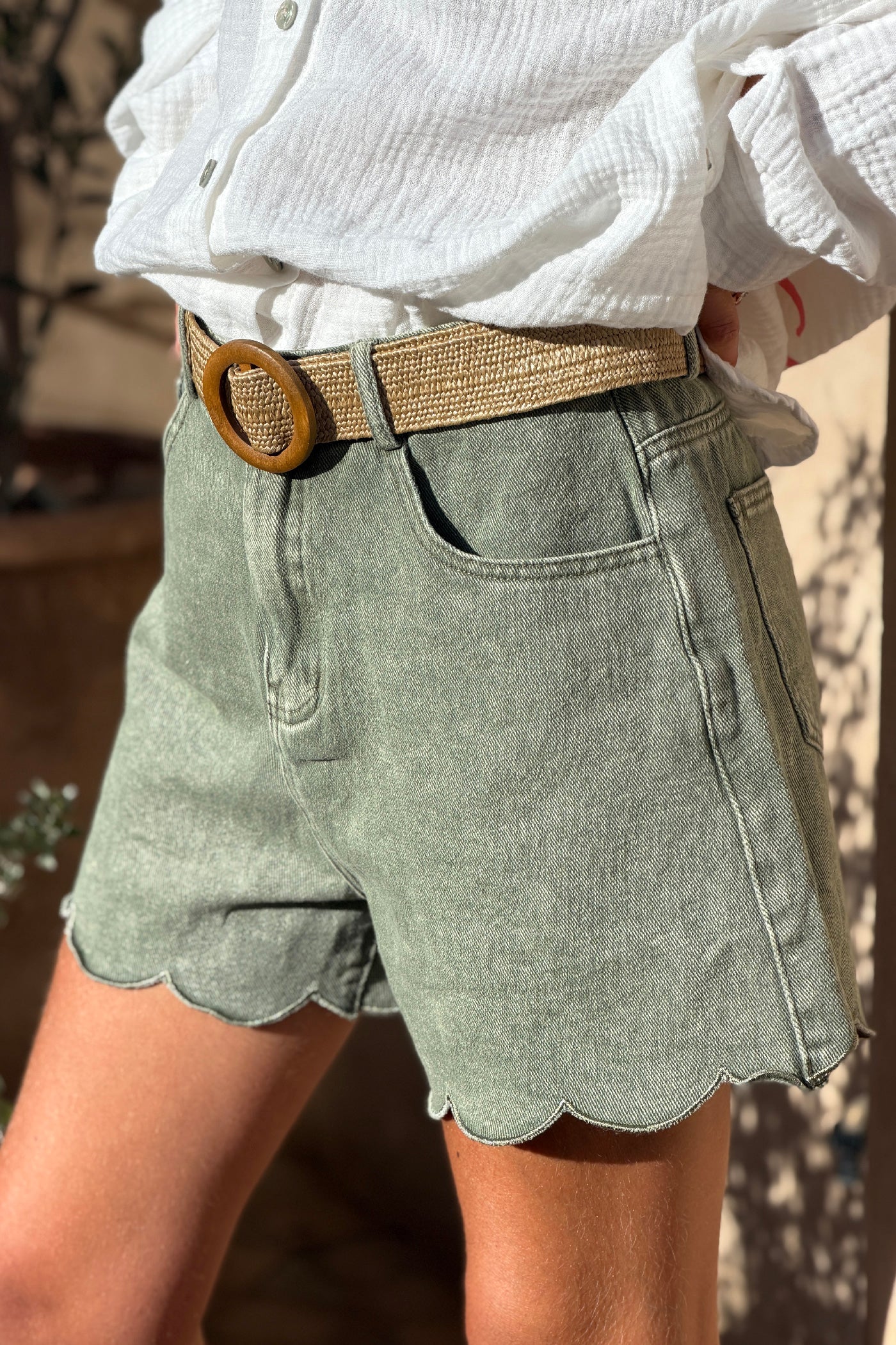 Short kaki délavé en jean souple avec ourlet festonné