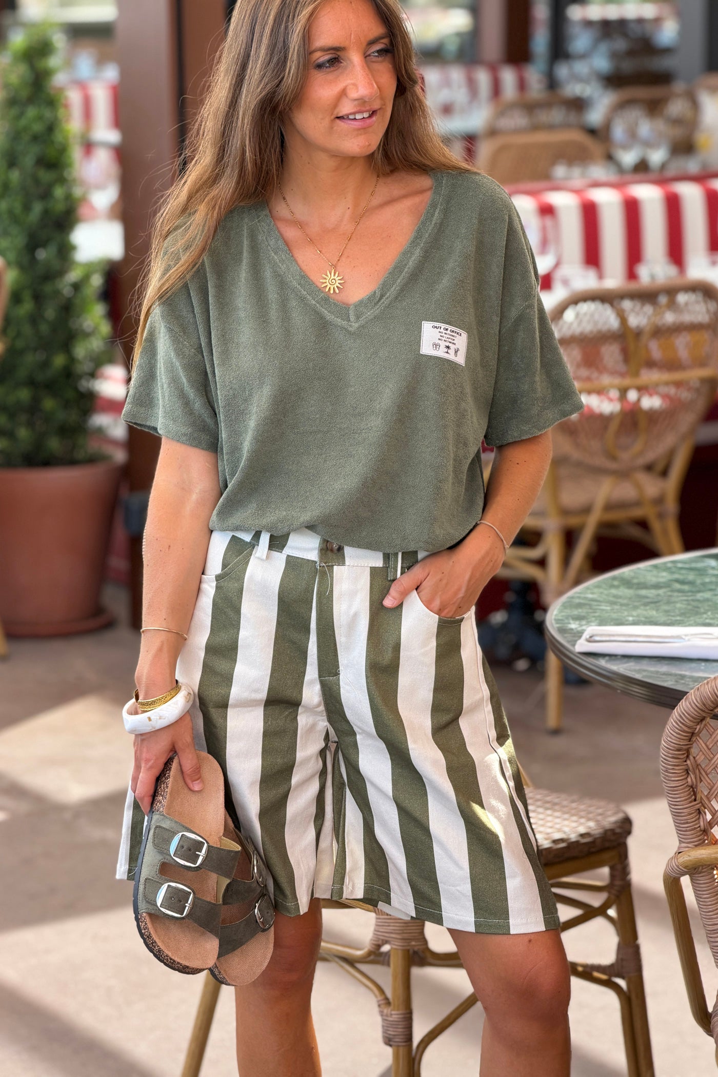 Short long a rayures larges écrues et kaki taille élastique