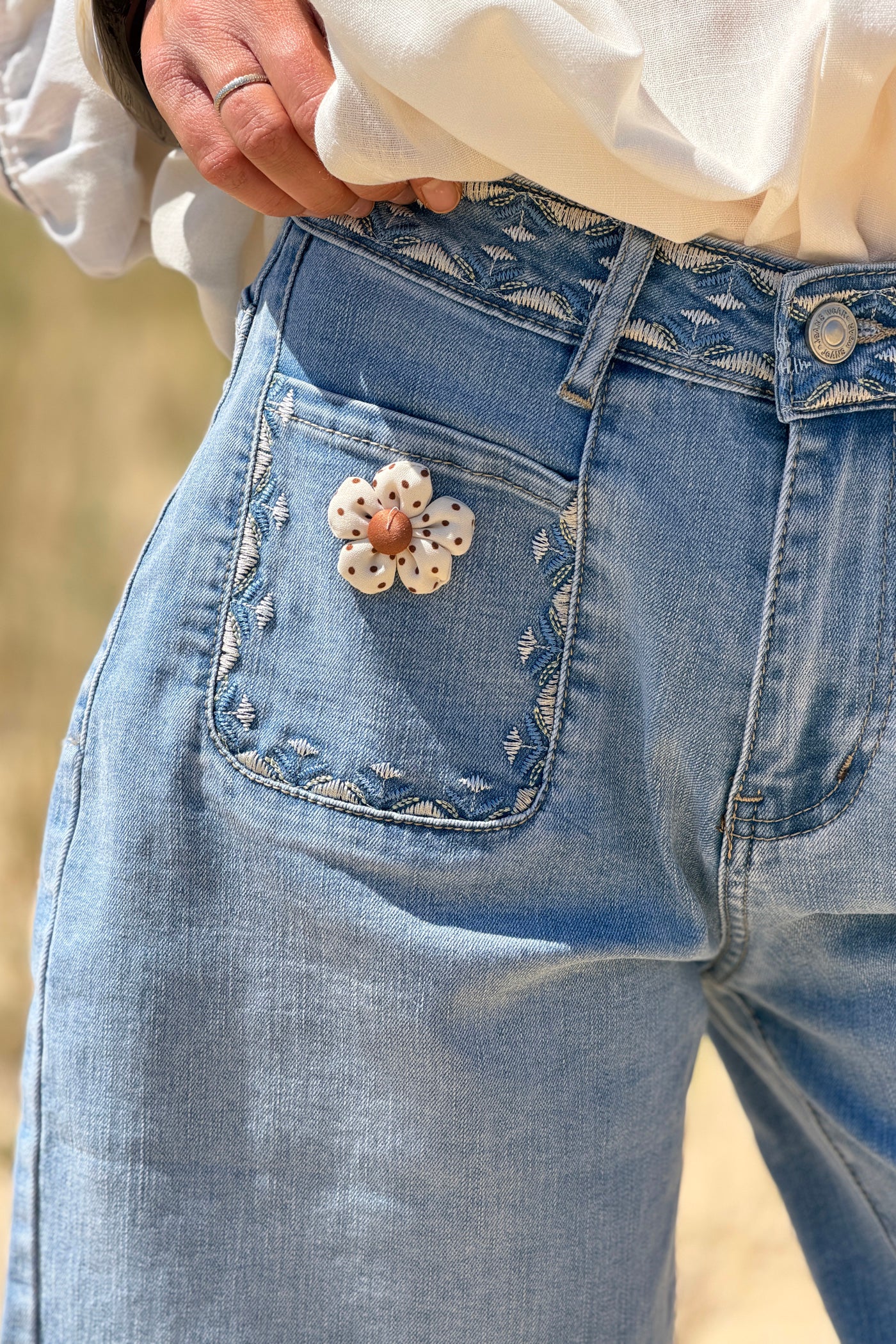 Short long en jean délavé poches plaquées broderie et fleurs en tissu