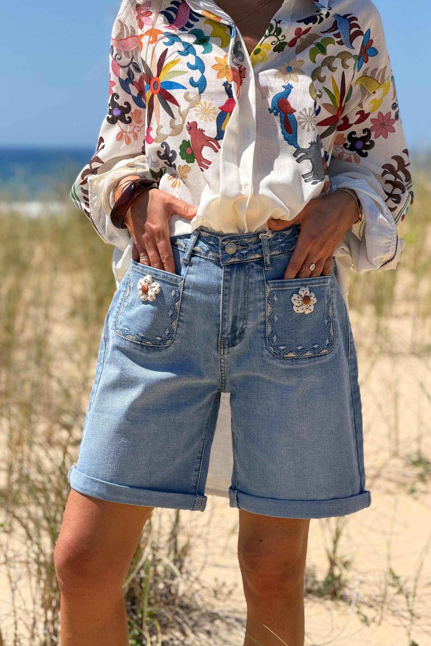 Short long en jean délavé poches plaquées broderie et fleurs en tissu