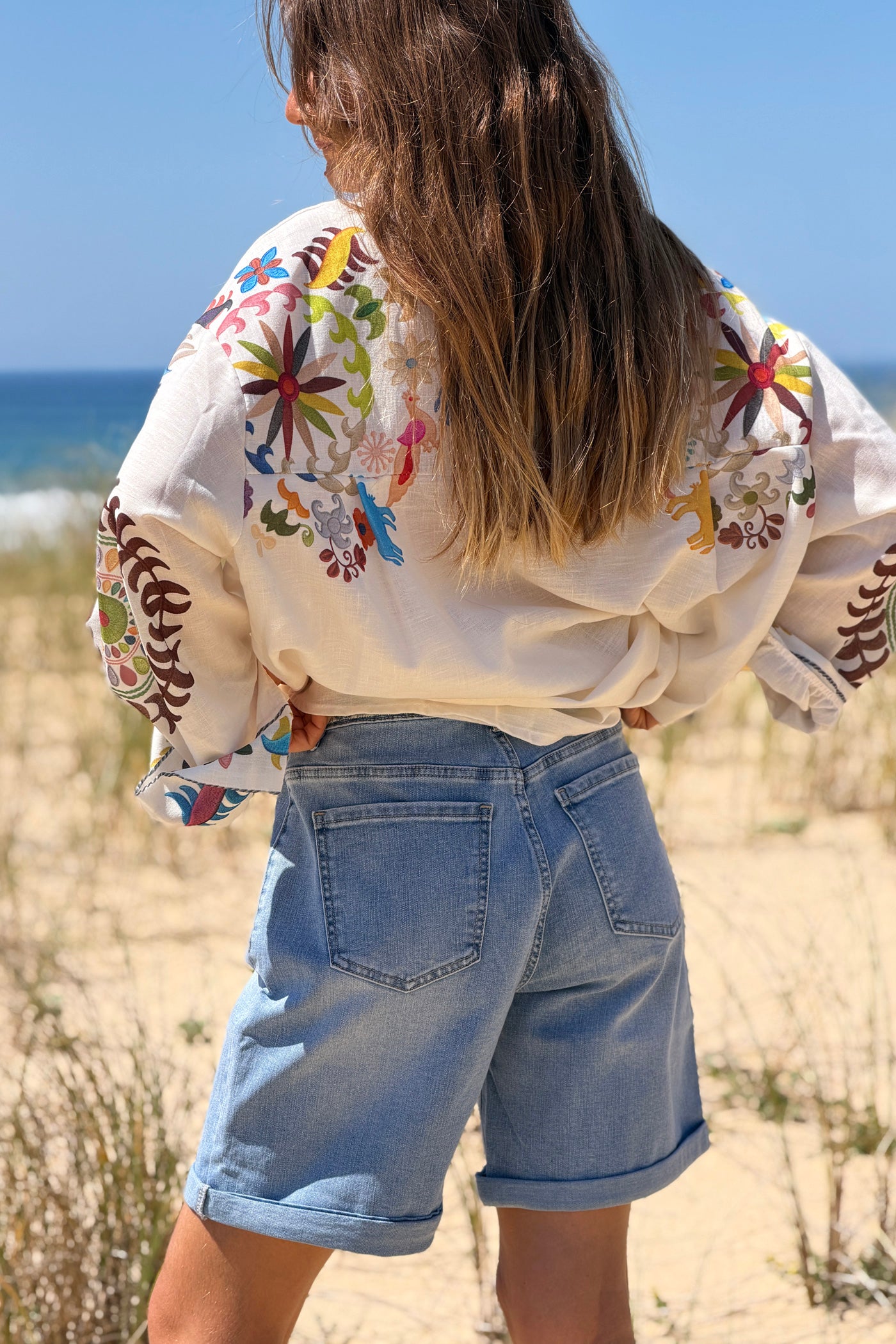 Short long en jean délavé poches plaquées broderie et fleurs en tissu