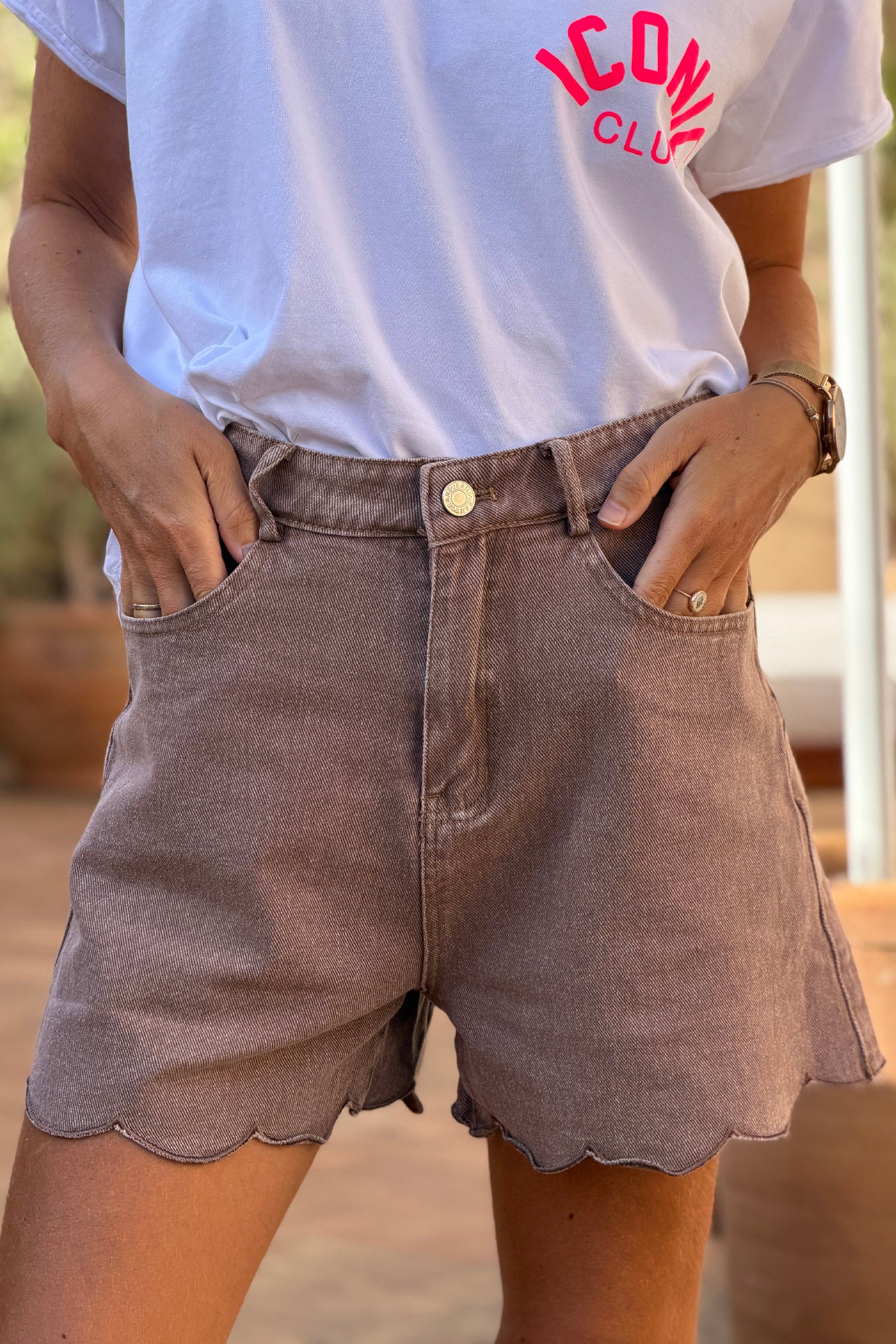 Short marron glacé délavé en jean souple avec ourlet festonné