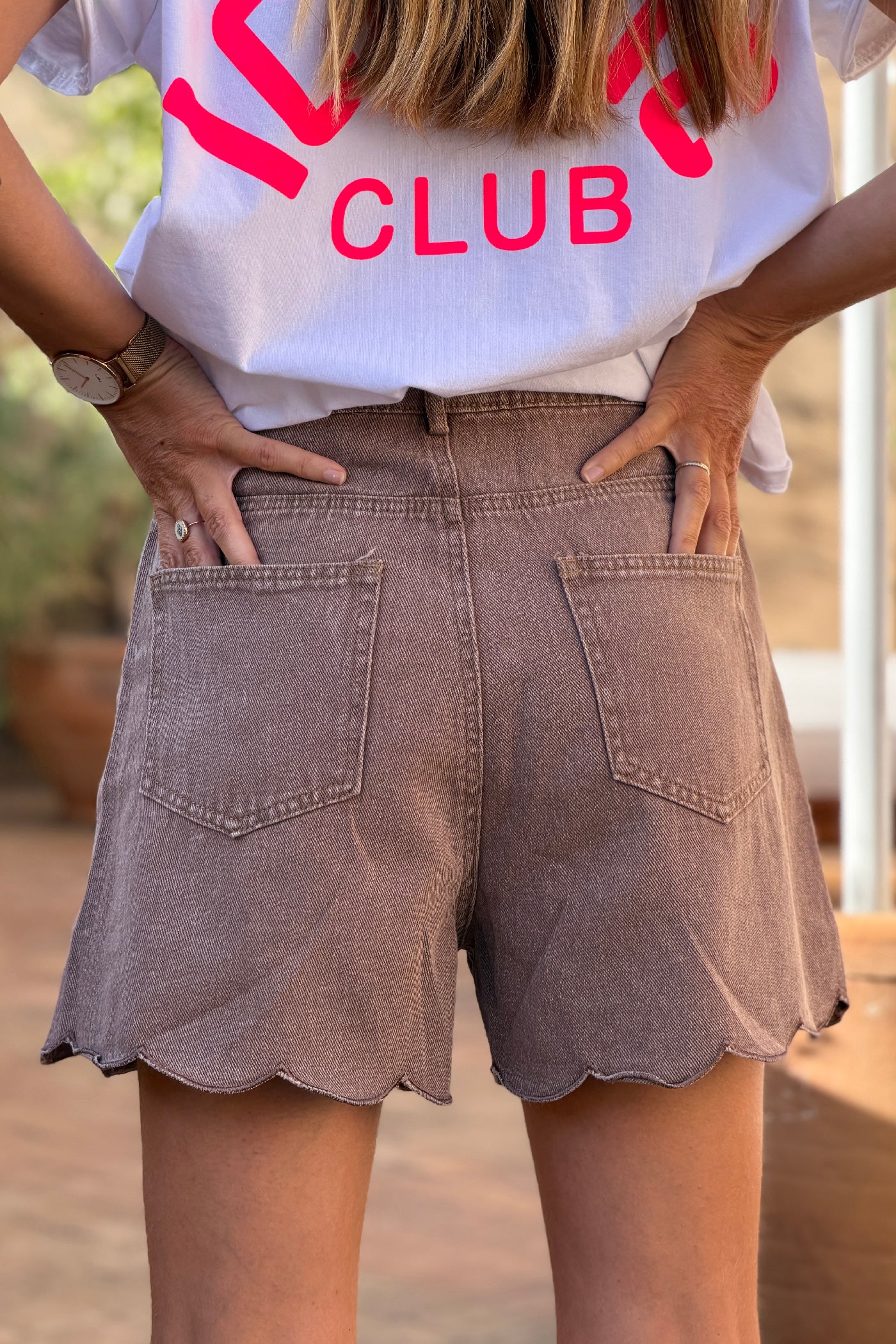 Short marron glacé délavé en jean souple avec ourlet festonné