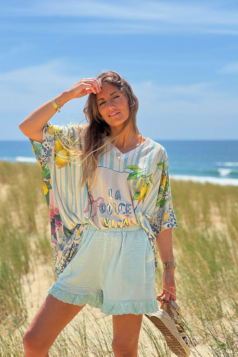 Short vert sauge en gaze de coton poches et finitions en broderie anglaise