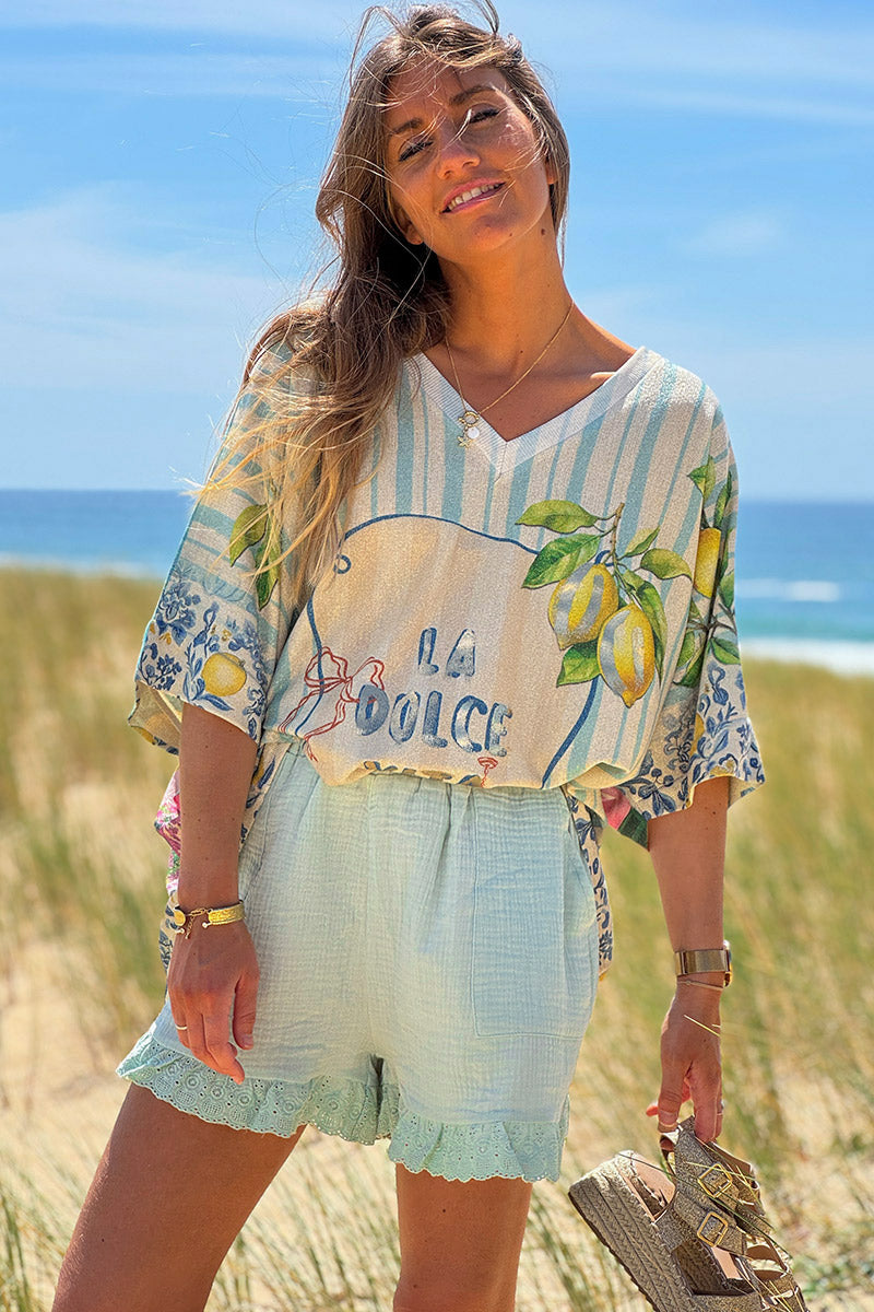 Short vert sauge en gaze de coton poches et finitions en broderie anglaise