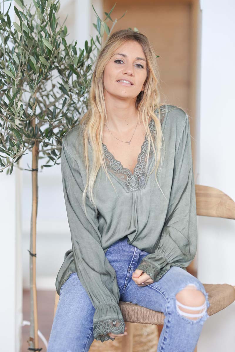 Sous-pull kaki en soie dentelle col et manches E406 (1)