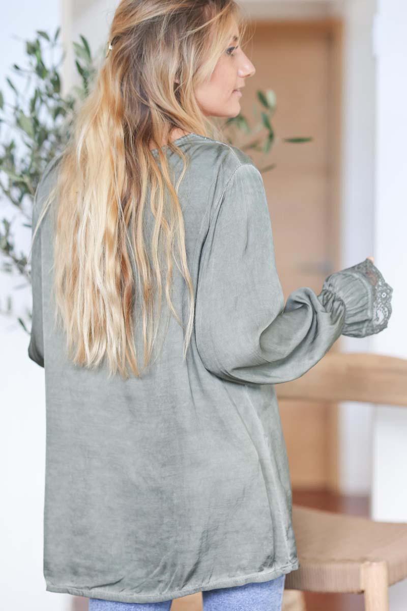 Sous-pull kaki en soie dentelle col et manches E406 (1)