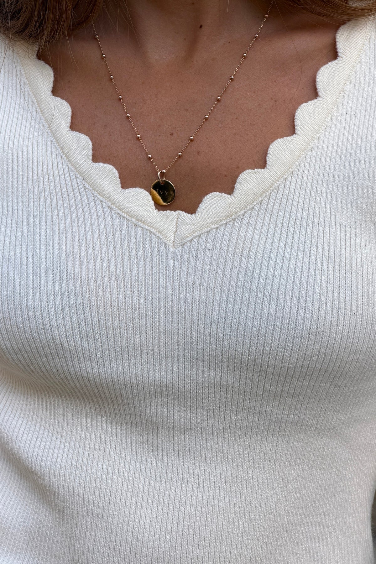 Sous pull tout doux écru côtelé col v détail vagues