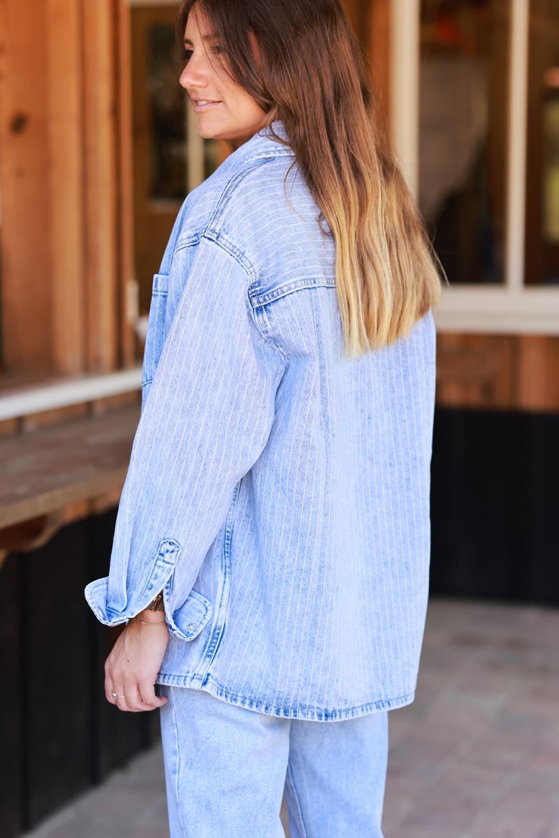 Sobrecamisa vaquera lavada con finas rayas blancas