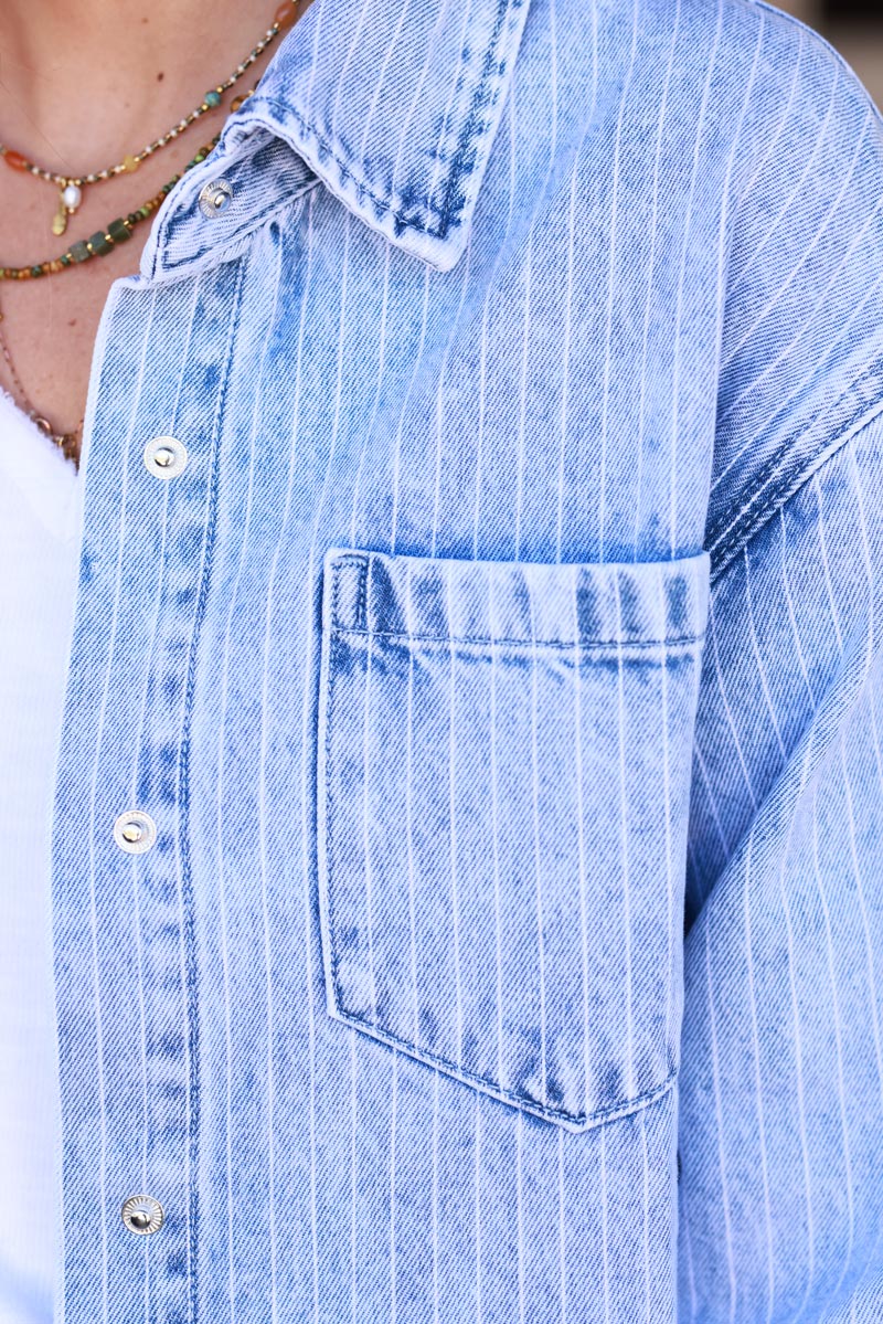 Sobrecamisa vaquera lavada con finas rayas blancas