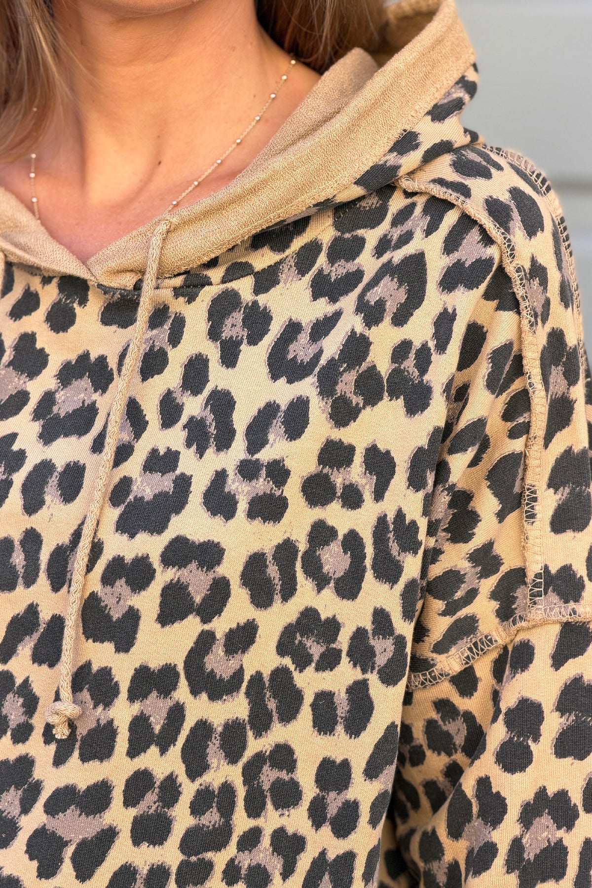 Sweat à capuche confort et large imprimé léopard Camel