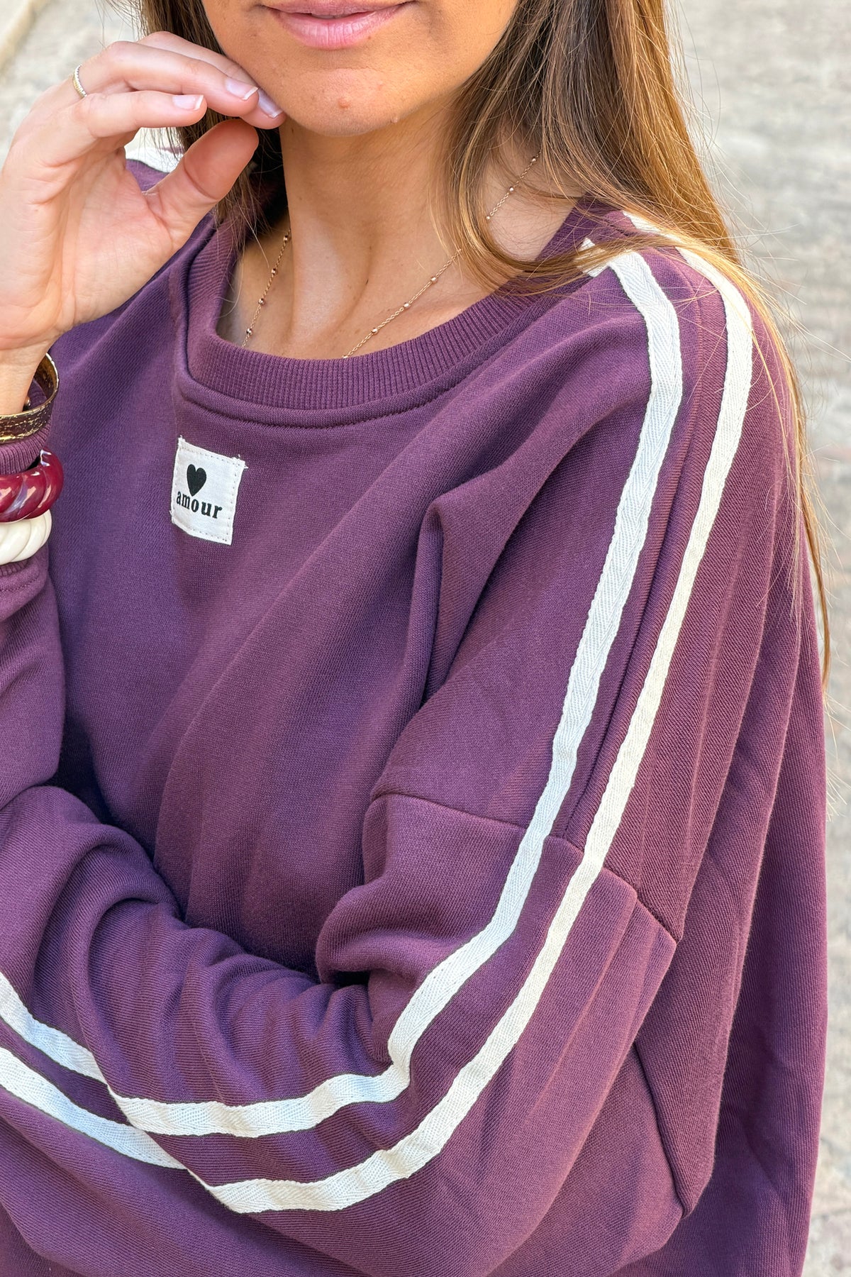 Sweat aubergine rayures aux épaules broderie amour