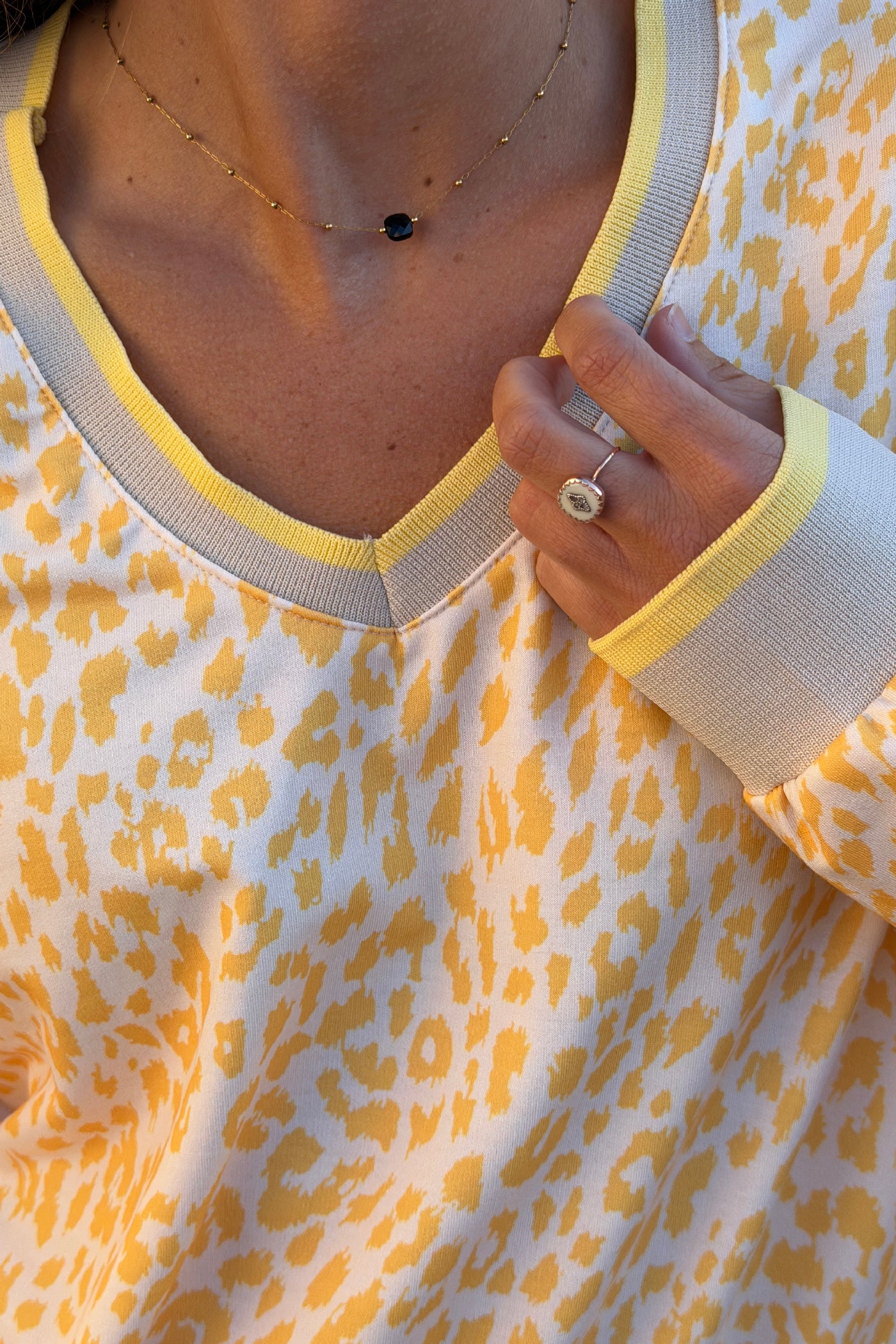 Sweat beige motif léopard jaune détail élastique