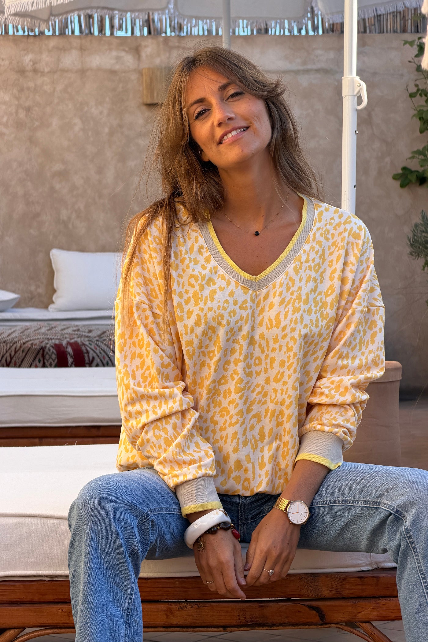 Sweat beige motif léopard jaune détail élastique