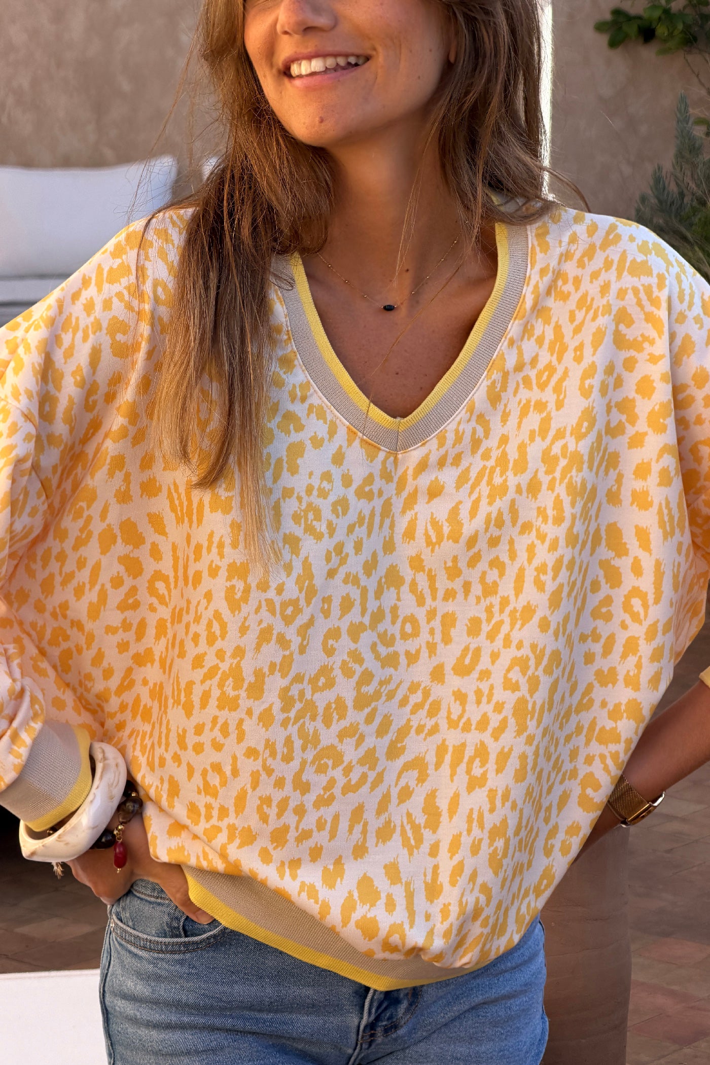 Sweat beige motif léopard jaune détail élastique