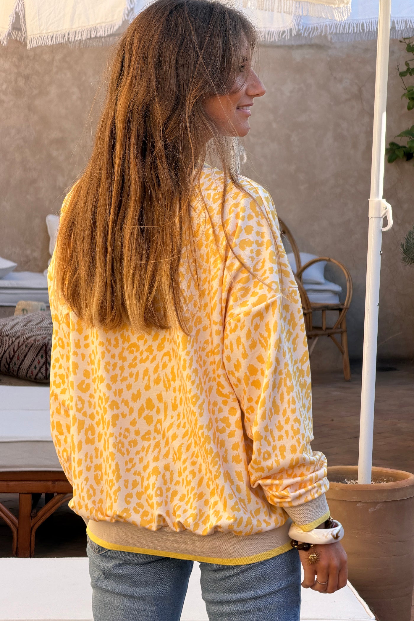 Sweat beige motif léopard jaune détail élastique
