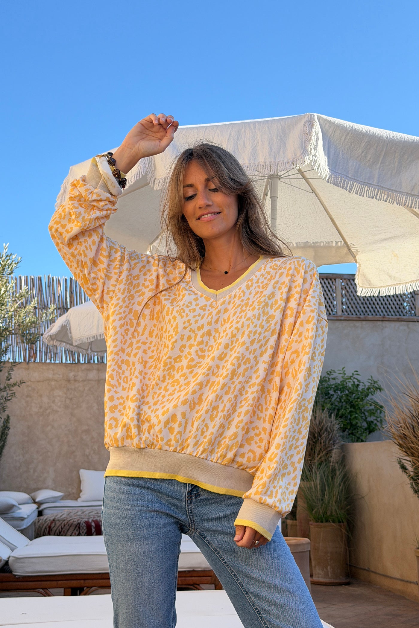 Sweat beige motif léopard jaune détail élastique