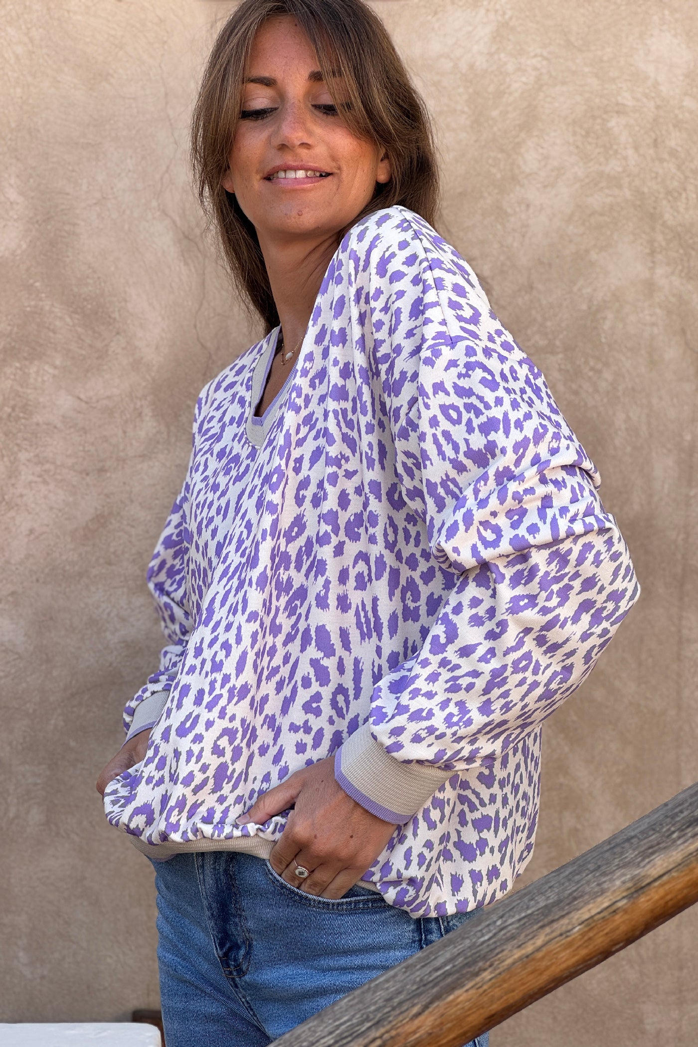 Sweat beige motif léopard violet détail élastique