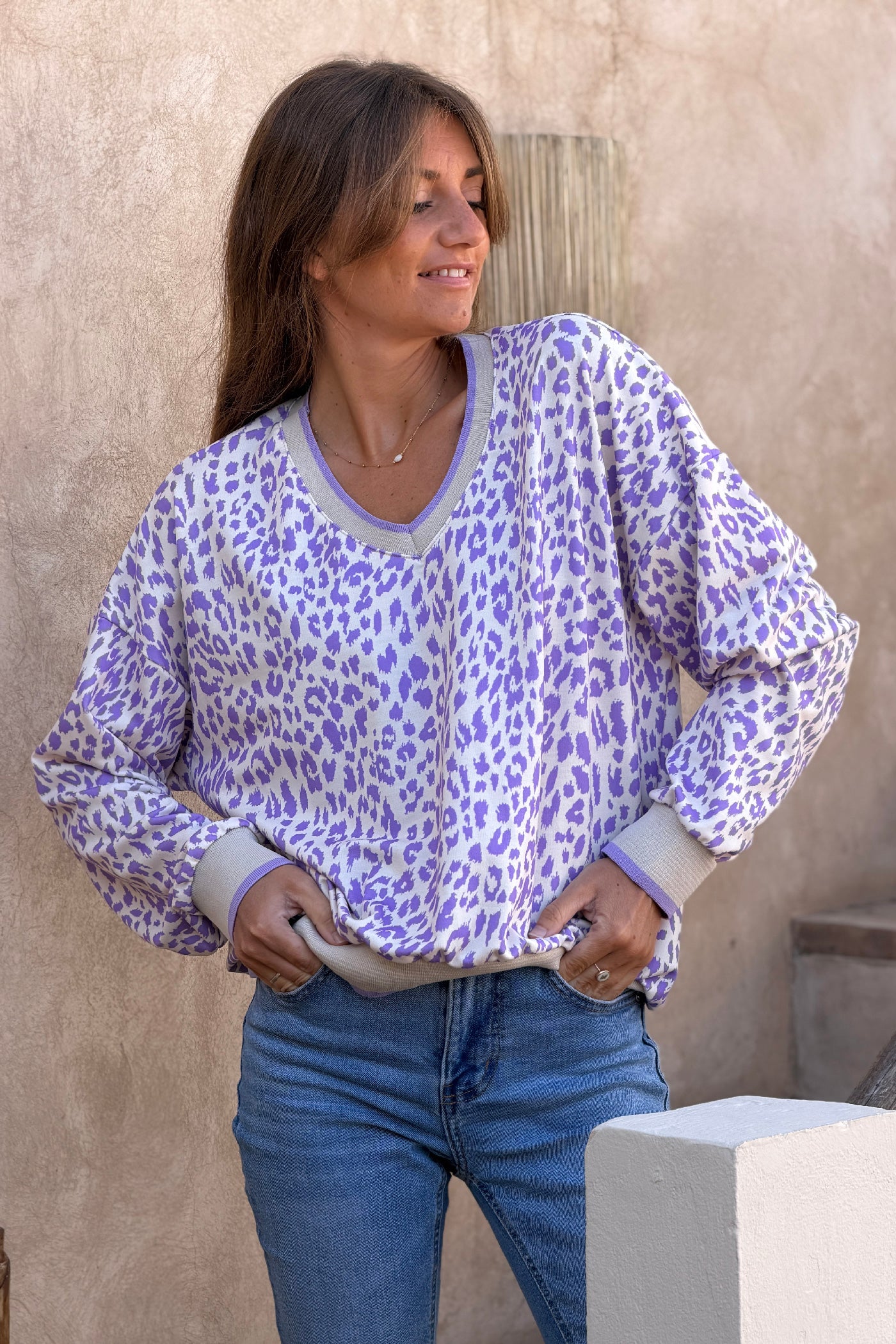 Sweat beige motif léopard violet détail élastique
