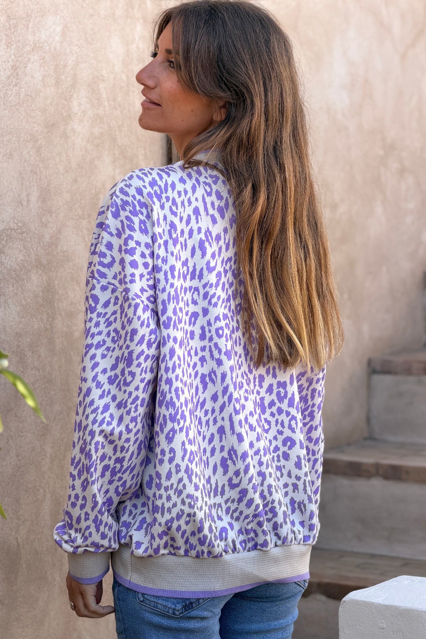 Sweat beige motif léopard violet détail élastique