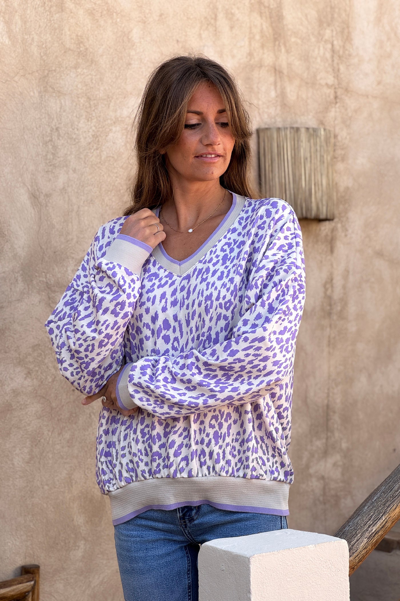 Sweat beige motif léopard violet détail élastique