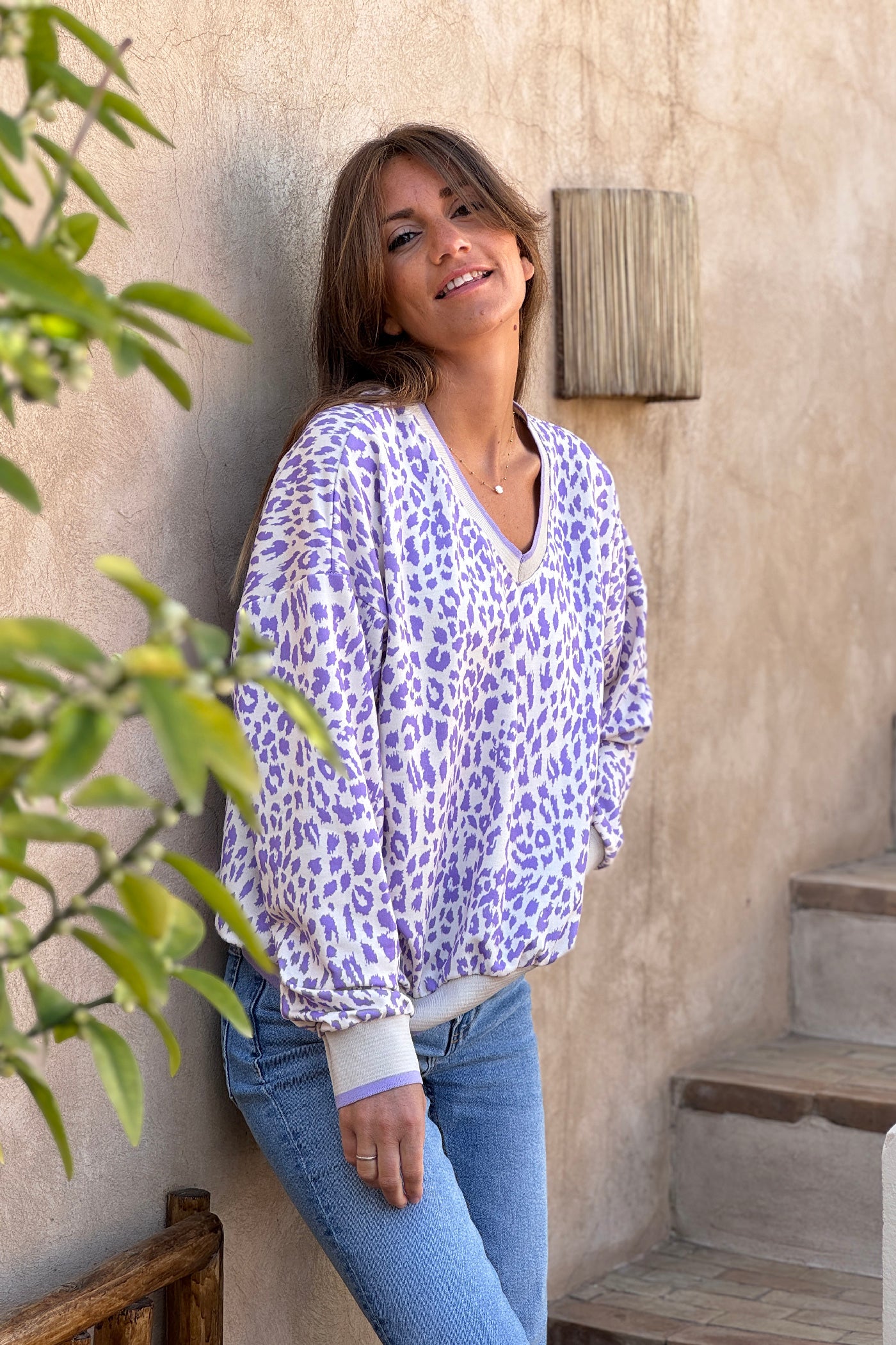 Sweat beige motif léopard violet détail élastique