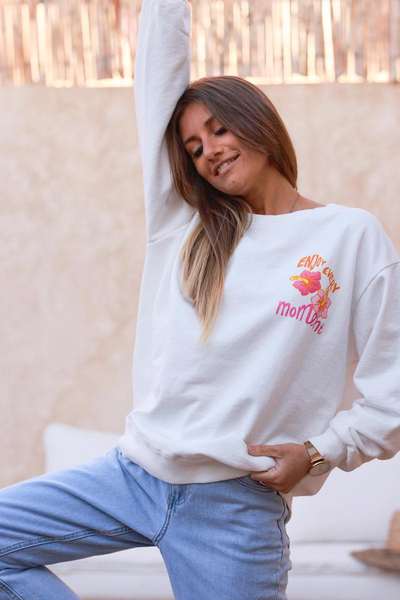 Sweat blanc cassé Enjoy Moments hibiscus et sunset tons roses et oranges