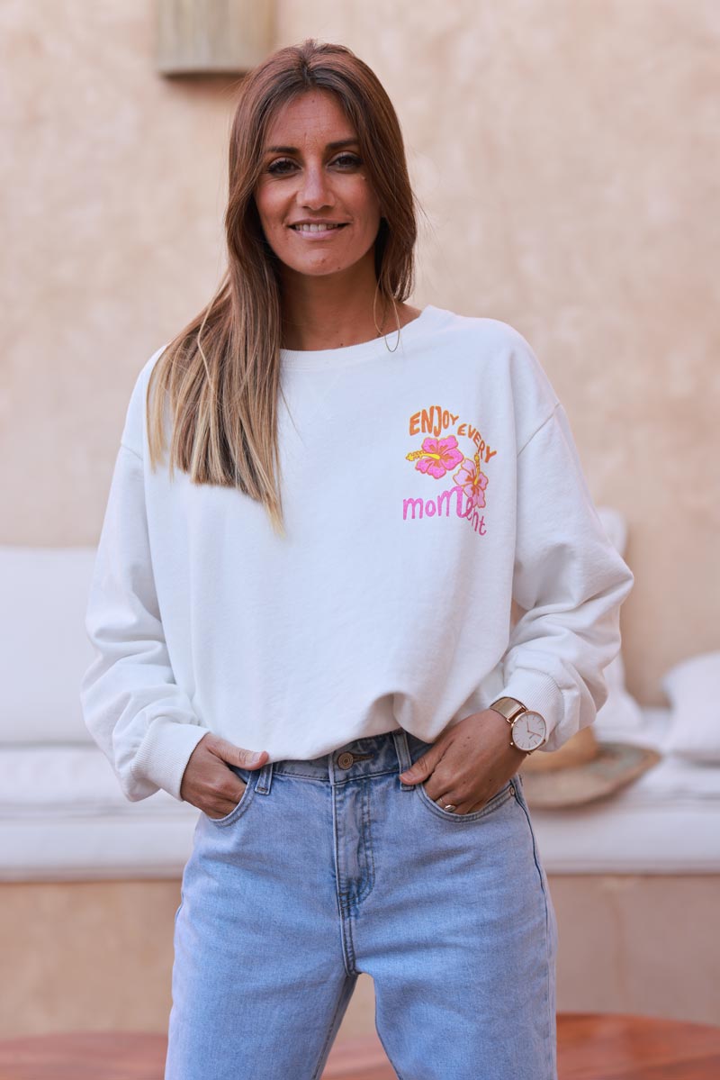 Sweat blanc cassé Enjoy Moments hibiscus et sunset tons roses et oranges