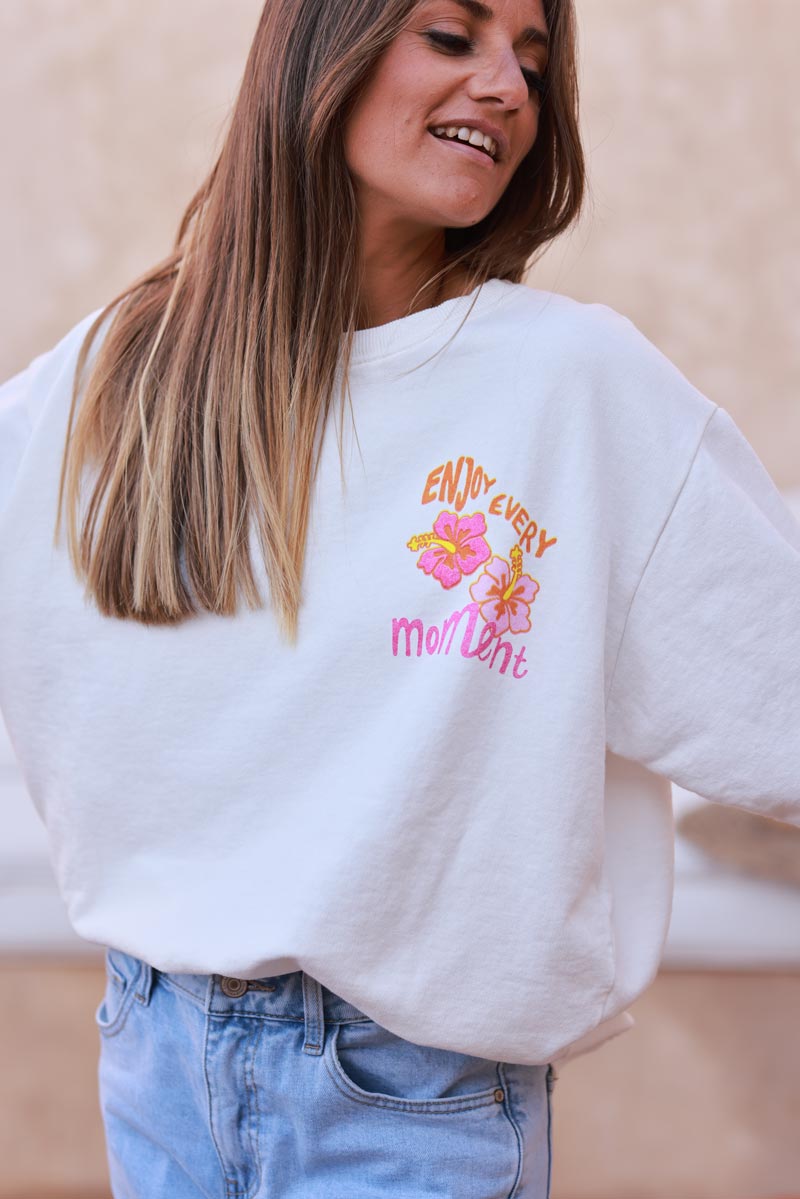 Sweat blanc cassé Enjoy Moments hibiscus et sunset tons roses et oranges
