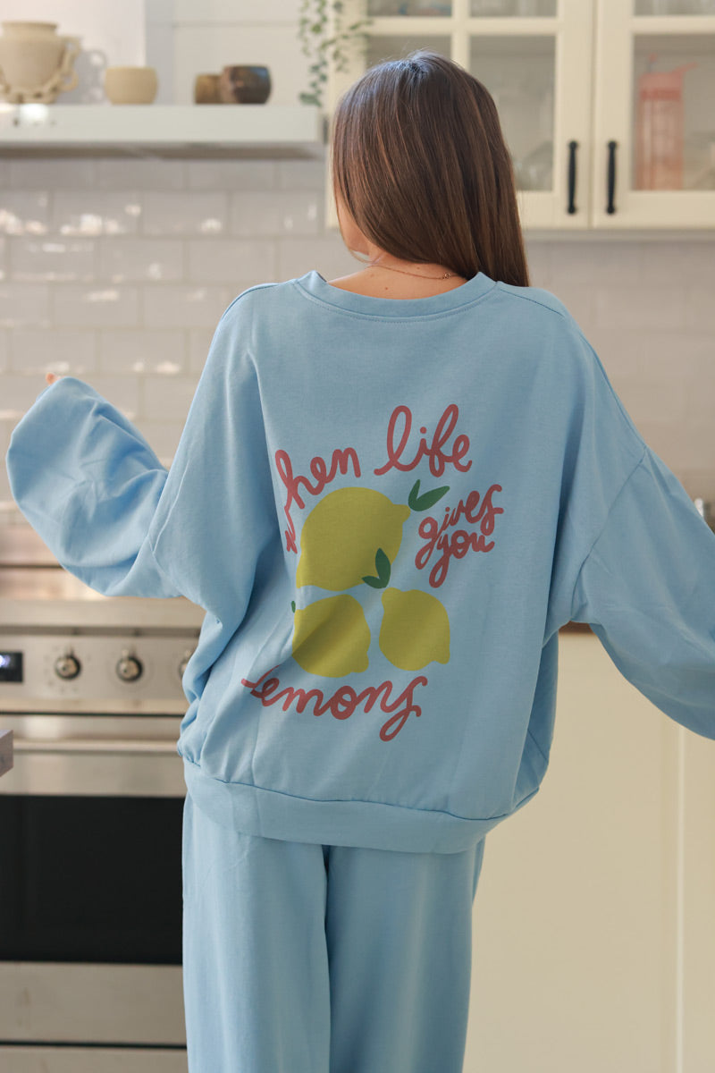Sweat bleu ciel large et confort motif citrons lemons délavé
