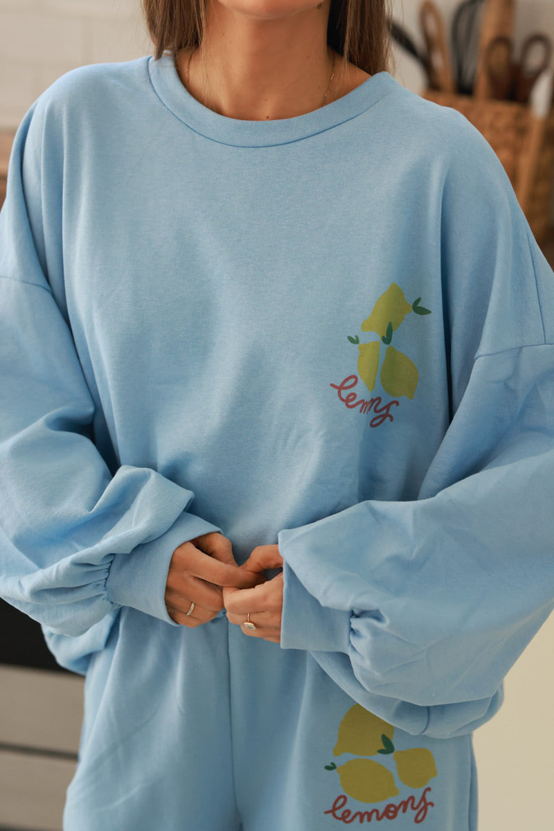 Sweat bleu ciel large et confort motif citrons lemons délavé