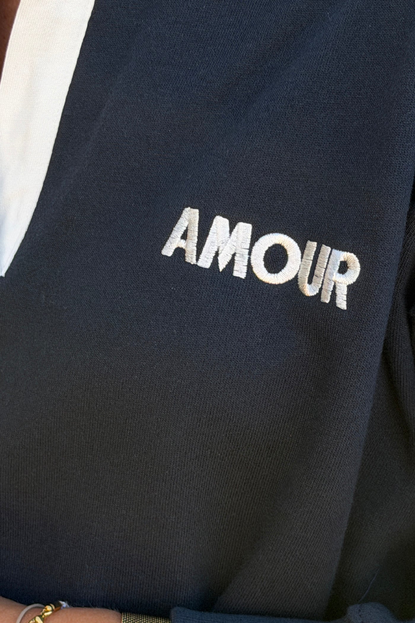 Sweat bleu marine col polo et broderie Amour blanc