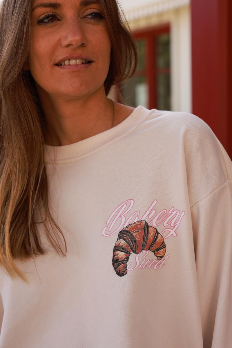 Sudadera beige cómoda con estampado de croissant