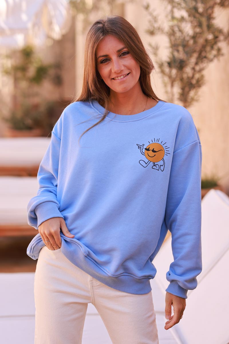 Sudadera azul cómoda con gafas de sol sonrientes