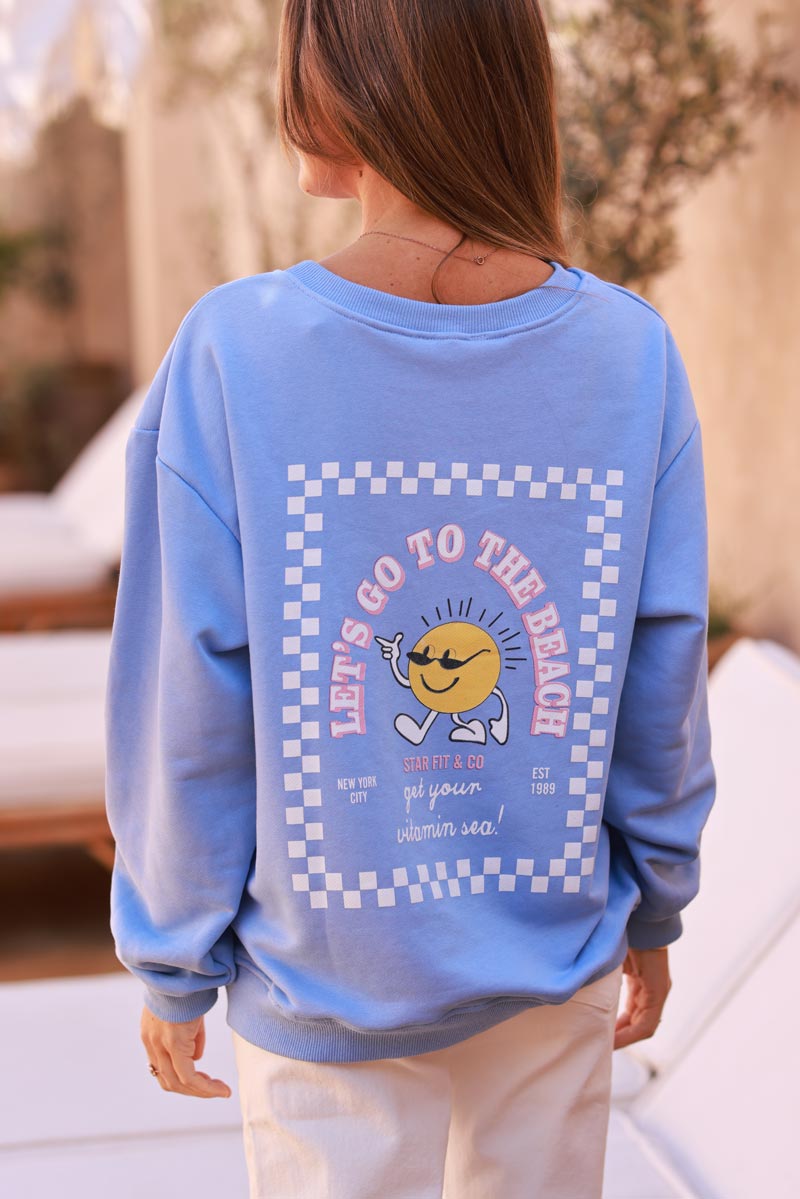 Sudadera azul cómoda con gafas de sol sonrientes