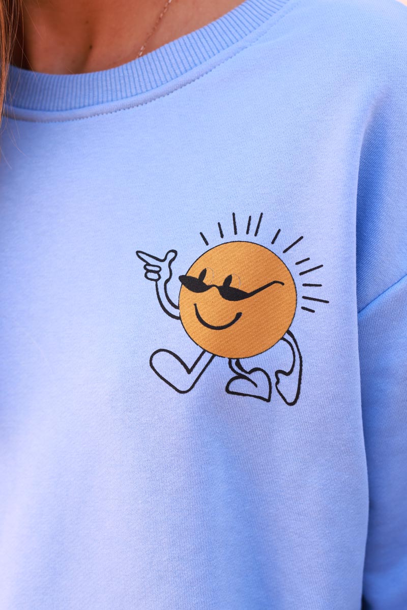 Sudadera azul cómoda con gafas de sol sonrientes